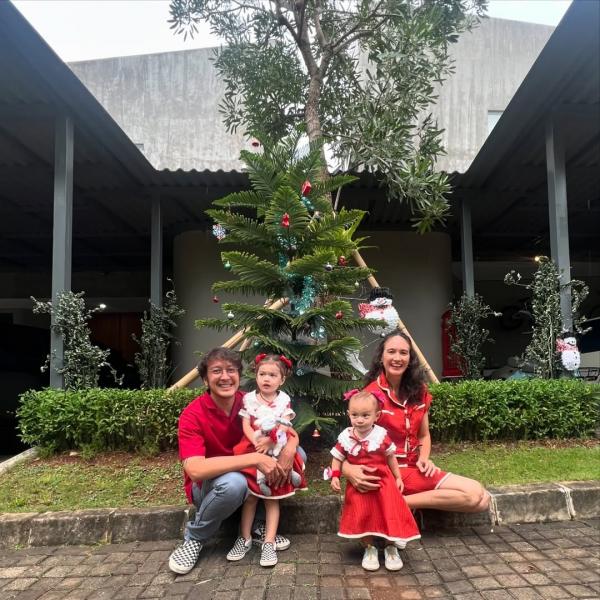 Nadine Nadien Chandrawinata dan keluarga. (Foto: Instagram)