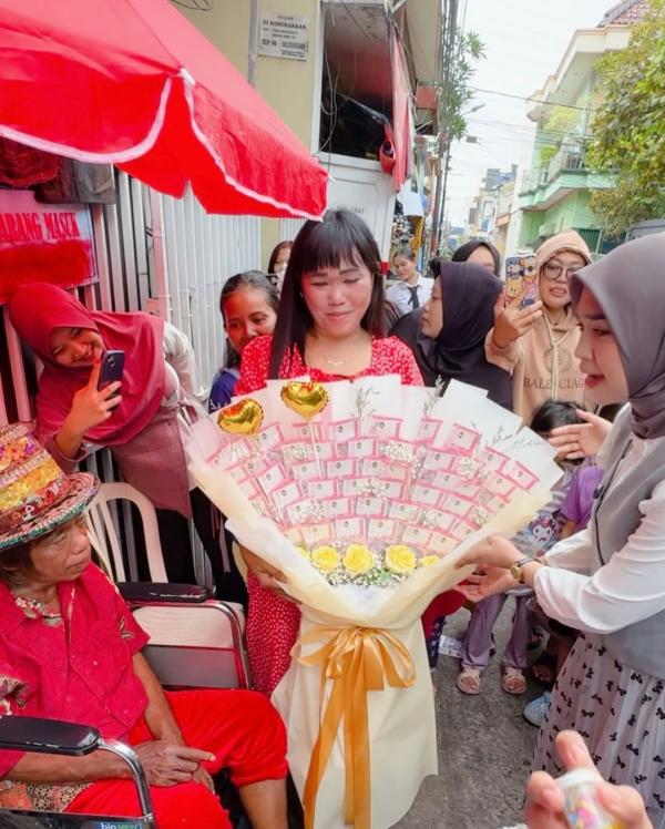 Ricis jenguk Pak Tarno Ricis jenguk Pak Tarno. (Foto: Instagram)
