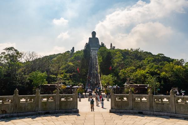 Patung Big Buddha Patung Big Buddha menjadi salah satu atraksi wisata di Ngong Ping Village, Hong Kong. (Foto: Armydian Kurniawan)