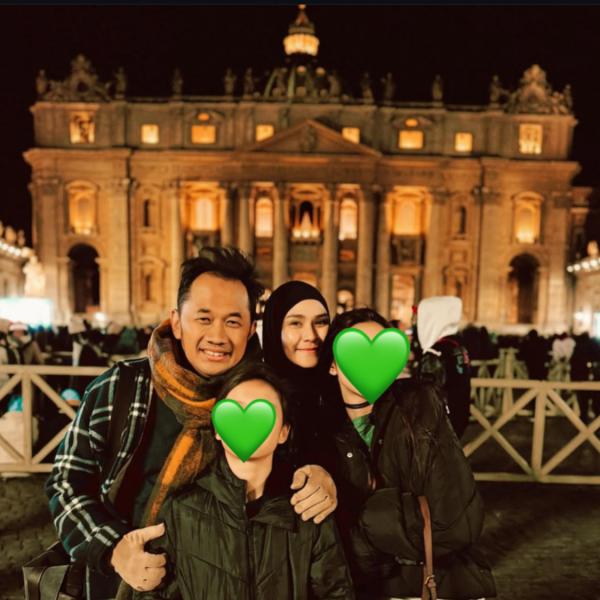 Keluarga Hanung Bramantyo di Vatikan saat malam Natal. (Foto: Instagram)