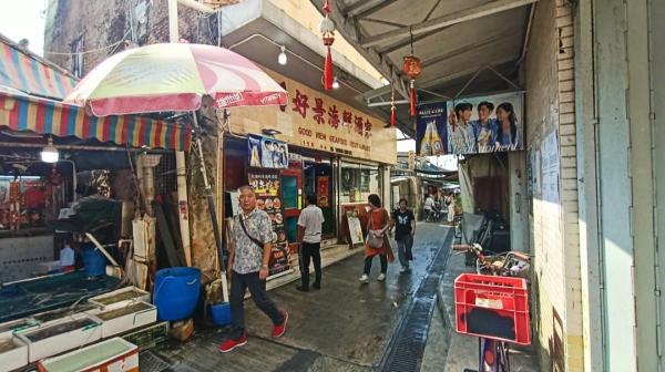 Pasar seafood Tai O Pasar seafood Tai O menawarkan aneka hasil laut mentah maupun siap santap. (Foto: Armydian Kurniawan)