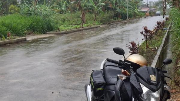 Jalan dibangun pengusaha bakso Jalan desa di Malang, Jawa Timur yang viral dibiaya oleh pengusaha bakso tampak mulus.(Foto: Avirista Midaada).