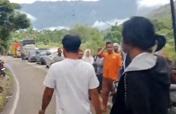 Kemacetan panjang hingga 10 km akibat longsor di Mandailing Natal. (Foto: iNews) 