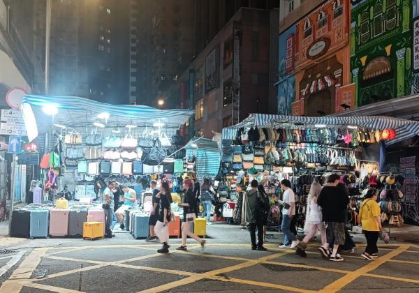 Ladies market Suasana Ladies Market yang buka hingga malam hari. (Foto: iNews.id/Armydian Kurniawan)
