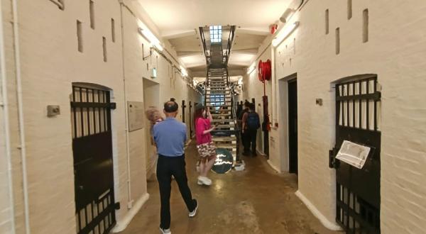 Wisatawan di Tai Kwun Wisatawan memasuki lorong sel di Victoria Prison. (Foto: iNews.id/Armydian Kurniawan)