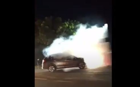 Honda BRV terbakarusai adu banteng dengan elf di jalur Pantura, Tuba. (Foto: iNews)