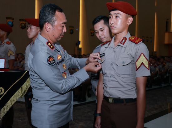 Kadiv Humas Polri Irjen Pol Sandi Nugroho menyematkan Brivet Pelopor Kehumasan kepada 10 Taruna Akpol dengan peringkat nilai terbaik hasil Post Tes e Learning Humas Polri Presisi.&nbsp;(Foto: Humas Polri/MPI)