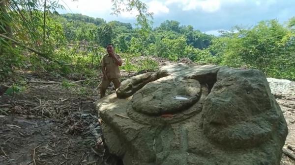Benda bersejarah Batu berukir berukuran besar yang diduga bagian dari arca ditemukan di jalur proyek pembangunan jalan tembus Prambanan-Gunungkidul, Desa Sambirejo, Kecamatan Prambanan, Kabupaten Sleman, Yogyakarta. (Foto: Heru Trijoko).