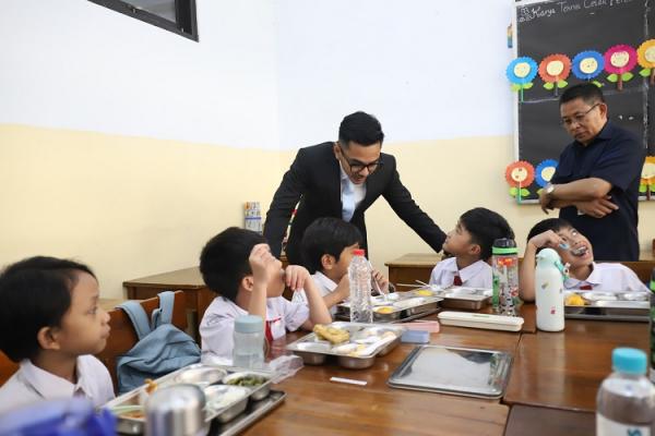 Dedek Prayudi tinjau Makan Bergizi Gratis Juru Bicara Kantor Komunikasi Kepresidenan Dedek Prayudi ketika meninjau pelaksanaan program Makan Bergizi Gratis di SD Barunawati. (Foto: iNews Media Group/Arif Julianto)