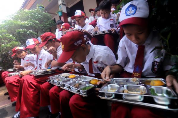 Survei Median: MBG Program Pemerintah Paling Disukai Publik, Disusul Sekolah Rakyat