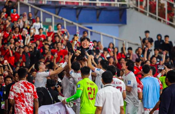 Shin Tae Yong Timnas 1 Pelatih Timnas Indonesia Shin Tae-yong diangkat para penggawa Garuda usai mengalahkan Arab Saudi. (Foto: MPI)