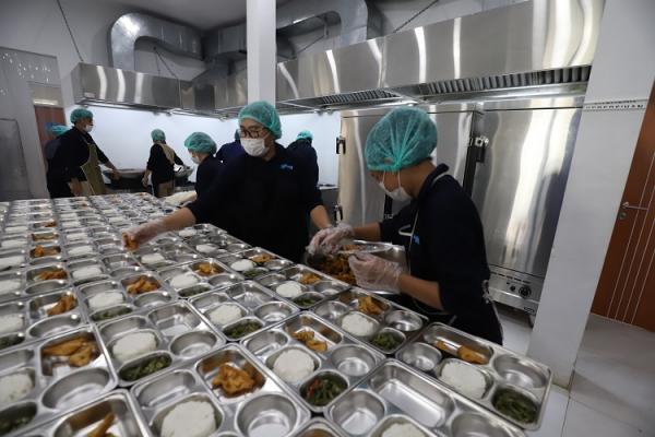 SPPD MBG Kepresidenan Makanan bergizi di SPPD Palmerah, Jakarta Barat diawasi ketat mulai dari menu makanan, kebersihan, hingga tata kelola limbah. (Foto: iNews Media Group/Arif Julianto)