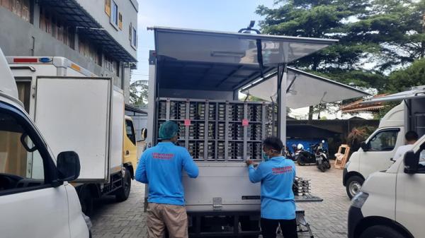 SPPG Kebayunan Depok Petugas SPPG Kebayunan Depok memindahkan kotak makan ke mobil pikap khusus sebelum dihidangkan ke para siswa. (Foto: Ravie Wardani)