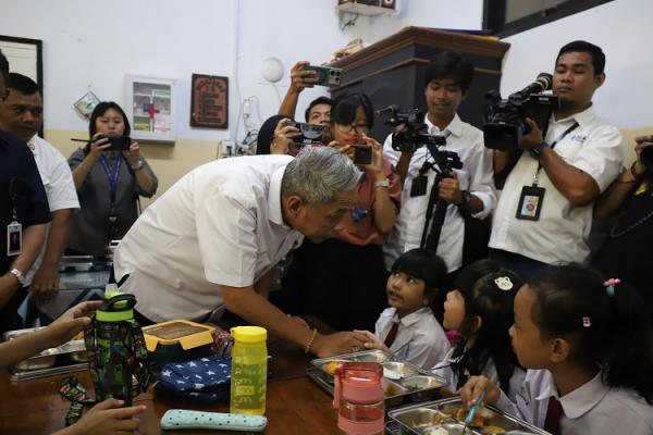 Wamensos MBG Wakil Menteri Sosial Republik Indonesia Agus Jabo Priyono meninjau langsung Makan Bergizi Gratis di Jakarta Barat. (Foto: iNews Media Group/Arif Julianto)