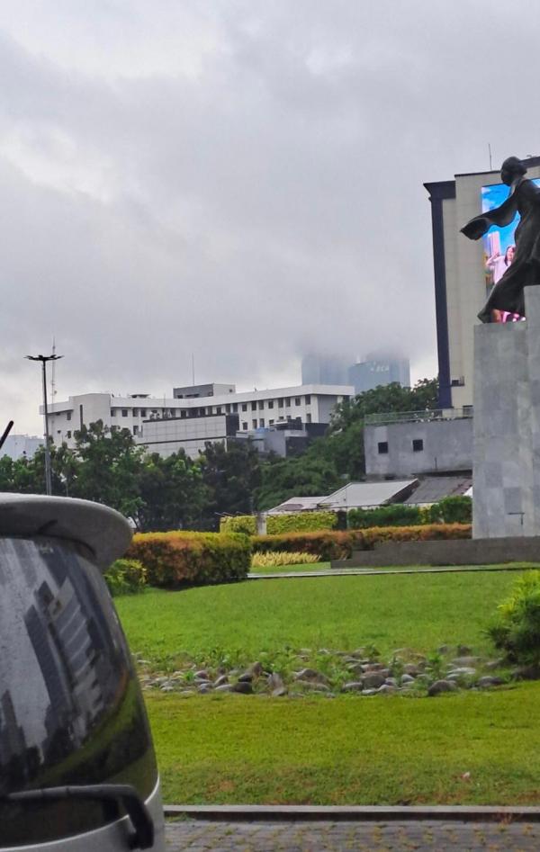 Awan rendah di area Jakarta Pusat Awan rendah di area Jakarta Pusat. (Foto: X/AdeSPerwiraII24)