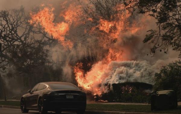 Kobaran api melahap bangunan di Los Angeles, California, AS. (Foto: AP)