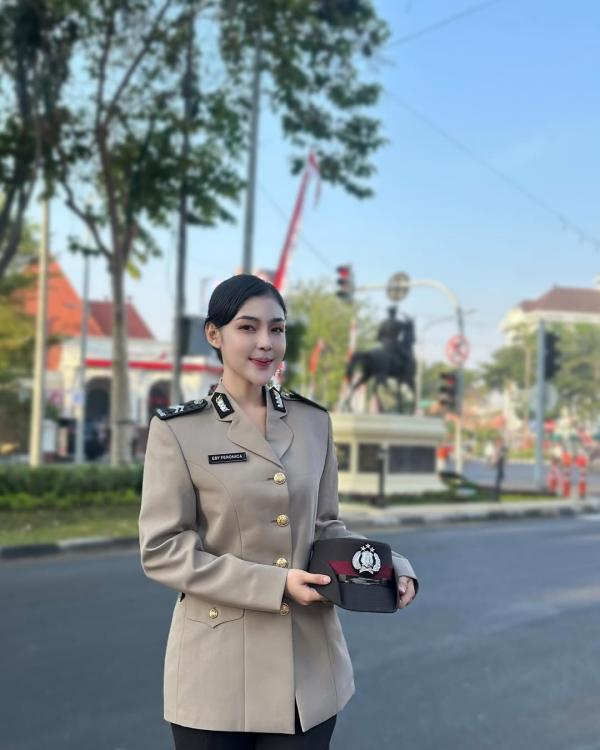 Polwan Eby yang viral Polwan Eby yang viral di media sosial. (Foto: Instagram)