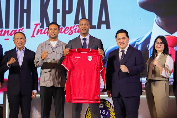 Patrick Kluivert Pelatih Timnas 5 Pelatih Timnas Indonesia Patrick Kluivert pose bersama Ketua Umum PSSI Erick Thohir. (Foto; MPI)