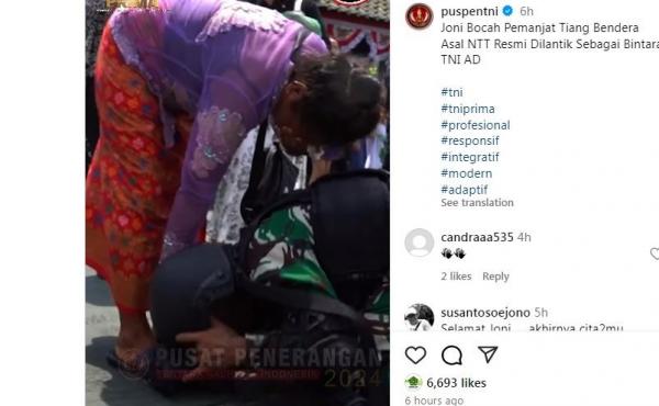 Joni Kala bocah yang viral panjat tiang bendera mencium kaki ibunya usai resmi dilantik jadi anggota TNI AD dengan pangkat Serda. (Foto: Instagram/Puspen TNI)
