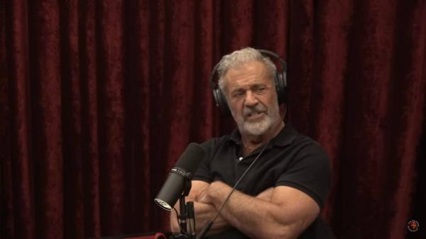Mel Gibson di Podcast Joe Rogan membahas obat cacing untuk kanker. (Foto: Youtube)