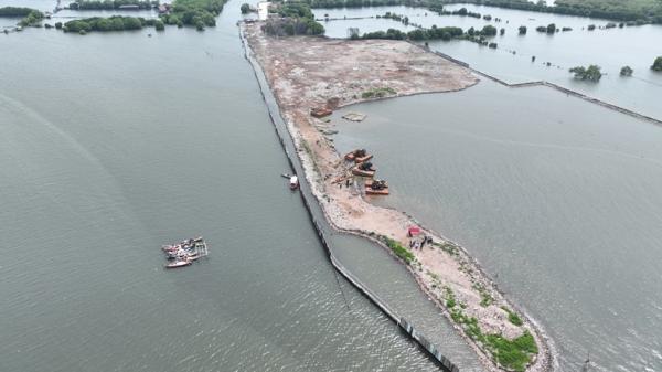 Penampakan pagar laut di Bekasi yang telah disegel KKP. (Foto: Istimewa)
