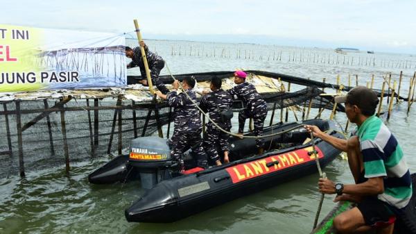Prajurit TNI AL dan masyarakat membongkar pagar laut Tangerang (dok. TNI AL)