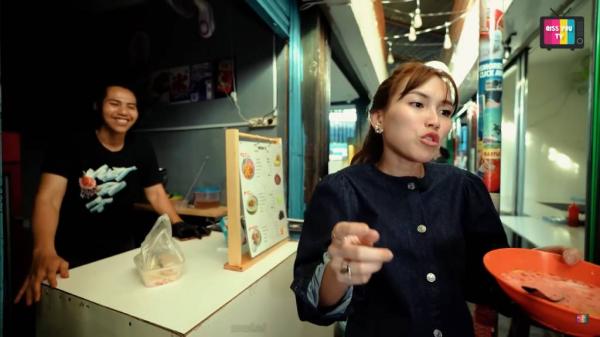 Ayu Ting Ting Momen Ayu Ting Ting review es campur di kawasan Blok M, Jaksel. (Foto: Youtube/Qiss You TV)