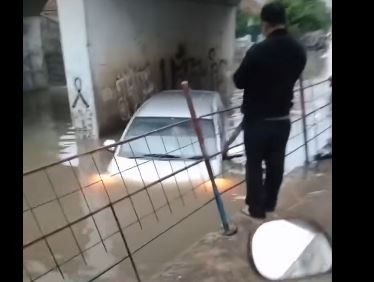 tangkapan layar mobil terjebak banjir di Underpass KA Kalinyamat Kulon, Tegal (Foto: ist)