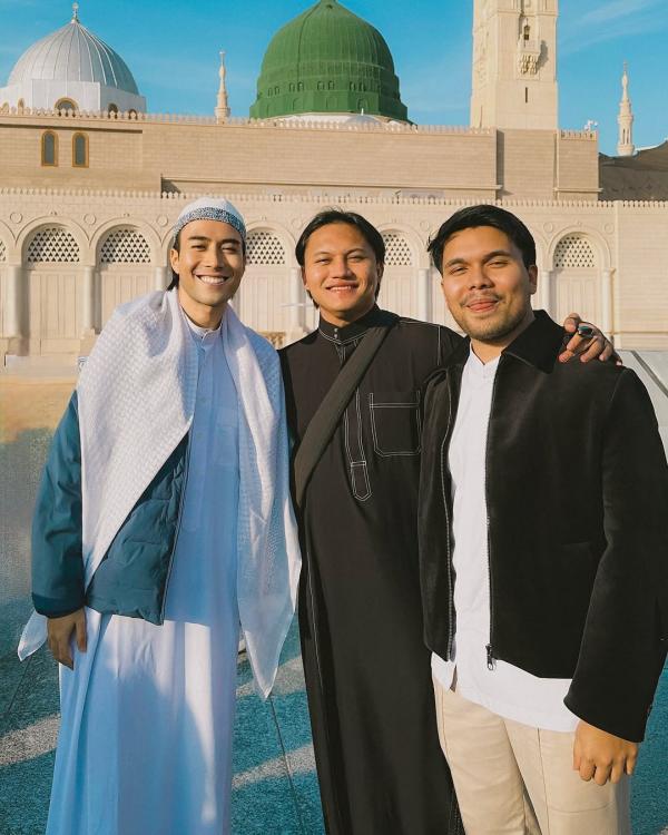 Vidi dan sahabat artis Umrah Vidi Aldiano bersama sahabat artis Umrah bareng. (Foto: Instagram)