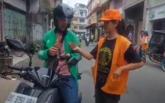 Wenni Jesika Silitonga (22) mahasiswi Universitas Indonesia (UI) asal Kota Tebingtinggi membantu orang tuanya menjadi tukang parir. (Foto: iNews)