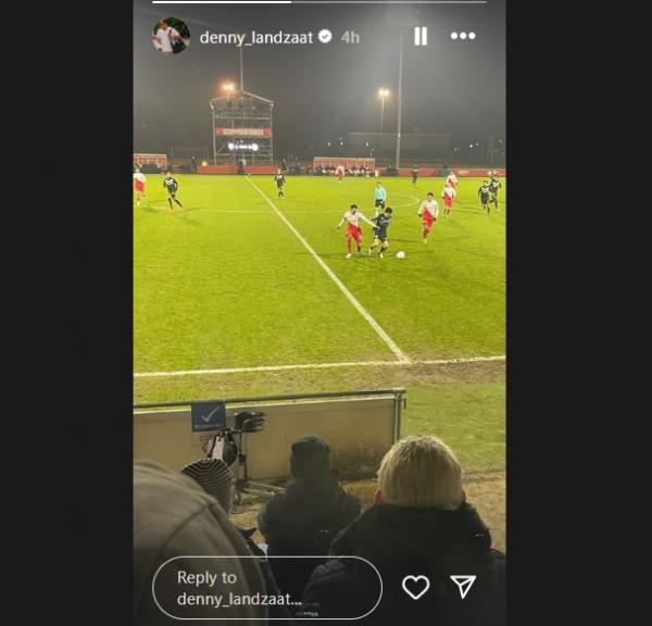 Asisten Pelatih Timnas Indonesia Denny Landzaat Asisten Pelatih Timnas Indonesia Denny Landzaat membagikan foto momen dirinya memantau Ivar Jenner tampil bersama Jong Utrecht, Selasa (21/1/2025) dini hari WIB. (Foto: Instagram @denny_landzaat)