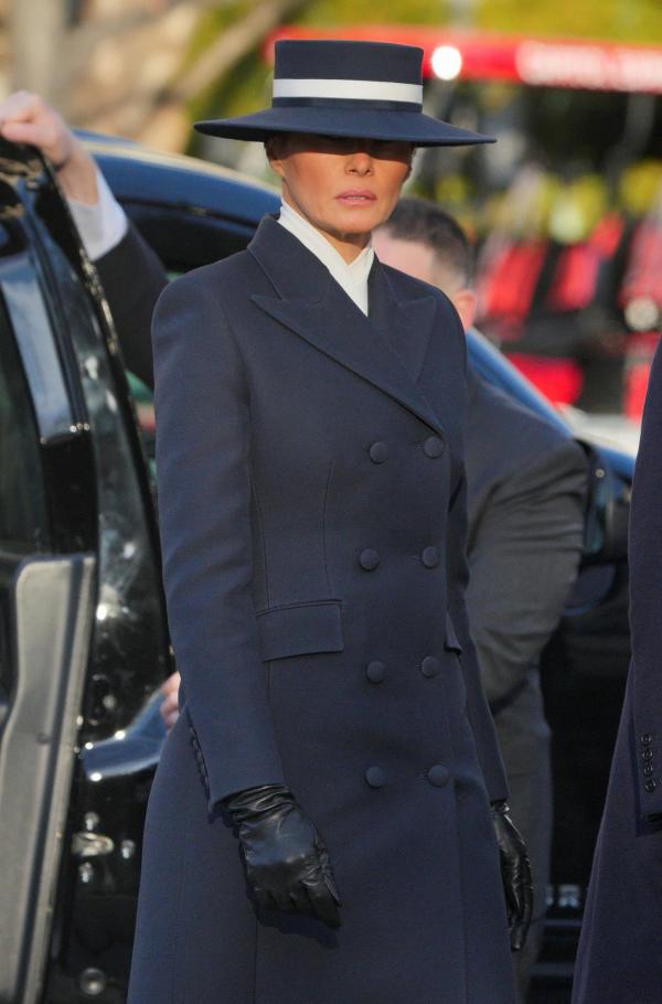 Gaya Melania Trump Melania Trump mengenakan topi lebar memberi kesan misterius. (Foto: X)