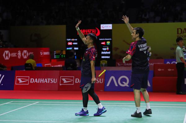 Mohammad Ahsan/Hendra Setiawan 2 Ganda putra Indonesia, Mohammad Ahsan/Hendra Setiawan, berinteraksi dengan penonton Indonesia Masters 2025 di Istora Gelora Bung Karno, Jakarta, Selasa (21/1/2025). (Foto: PBSI)