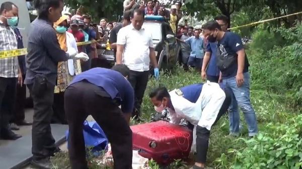 mayat dalam koper di ngawi Petugas saat mengevakuasi mayat dalam koper di lokasi tempat pembuangan sampah Desa Dadapan, Kecamatan Kendal, Kabupaten Ngawi, Jawa Timur, Kamis (23/1/2025). (Foto: iNews/Asfi Manar)