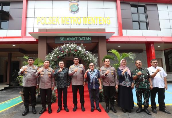 Executive Chairman MNC Group Hary Tanoesoedibjo bersama jajaran Polsek Metro Menteng saat meresmikan renovasi Gedung Polsek Metro Menteng, Jakarta Pusat. (Foto: MPI)
