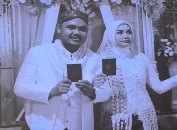 Momen Salma dan Diman pamer buku nikah. (Foto: X)