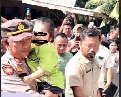Polisi mengamankan bocah perempuan yang disiksa empat orang keluarga dekatnya di Kabupaten Nias Selatan. (Foto: MPI)