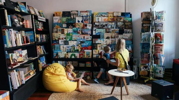 Momen libur panjang bisa diisi dengan mengajak anak-anak ke perpustakaan. (Foto: Pexels)