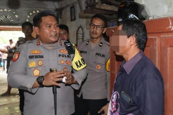 Kapolres Nias Selatan, AKBP Ferry Mulyana Sunarya saat mendatangi rumah keluarga bocah perempuan korban penyiksaan keluarganya. (Foto: MPI)