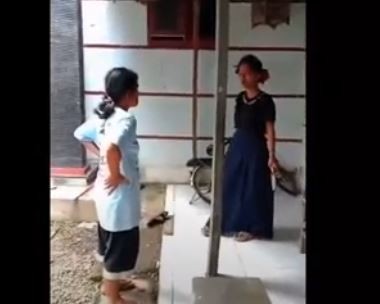 Tangkapan layar gadis berinisial AN memegang pisau mengancam ibu kandungnya. (Foto: ist)