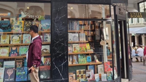 Auckland yang tenang Kota Auckland, Selandia Baru, menawarkan sejuta pesona. Selain keindahan alam dan taman, juga kafe dan took buku sebagai cermin kehidupan sosial. (Foto: Gaib Maruto Sigit)