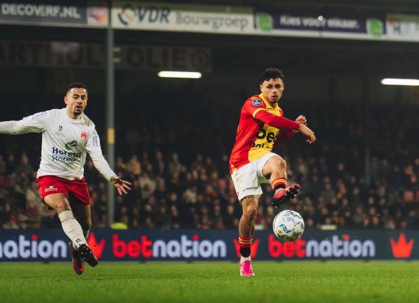 Bek sayap Go Ahead Eagles, Dean James (kanan) Bek sayap Go Ahead Eagles, Dean James (kanan), mengaku tertarik membela Timnas Indonesia. (Foto: Instagram @dean11james)