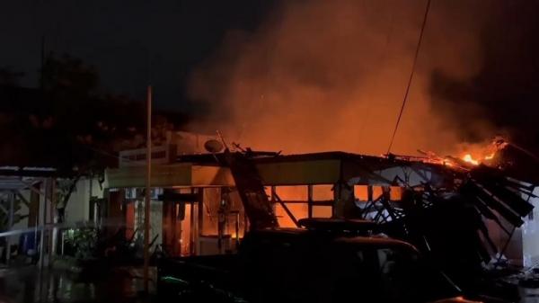 Kebakaran Kantor Polsek Kandanghaur Kebakaran hebat melanda Kantor Polsek Kandanghaur, Kabupaten Indramayu, Jawa Barat, Kamis (6/2/2025) pukul 22.15 WIB. (Foto: Andrian Supendi).