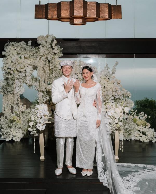 Angga dan Shenina menikah Angga dan Shenina menikah di Bali. (Foto: Instagram)