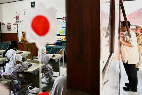 Presiden Prabowo Presiden Prabowo Subianto saat melihat proses belajar mengajar siswa SDN Kedung Jaya 1 Bogor melalui kaca kelas. (Foto: BPMI Setpres)