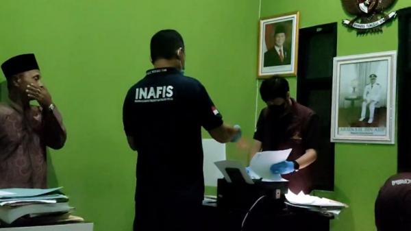 Polisi menggeledah kantor Kades Kohod Polisi menggeledah kantor Kades Kohod (dok. istimewa)