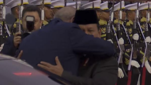 Presiden Prabowo Subianto dan Presiden Turki Recep Tayyip Erdogan berpelukan di Pangkalan TNI AU Halim Perdanakusuma, Jakarta, Rabu (12/2/2025). (Foto: BPMI Setpres)