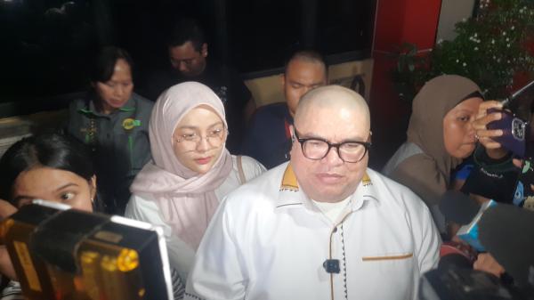 Pengacara razman Razman Arif Nasution umumkan Vadel Badjideh ditetapkan sebagai tersangka. (Foto: Ravie Wardani)