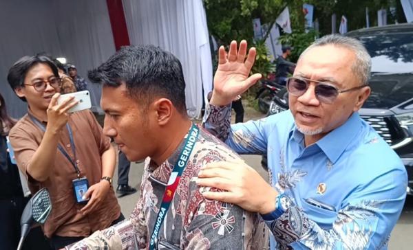 Zulhas Tiba di Hambalang Menko Bidang Pangan sekaligus Ketua Umum PAN Zulkifli Hasan tampak diboncengi motor saat menuju ke Hambalang. (Foto: Raka Dwi Novianto)