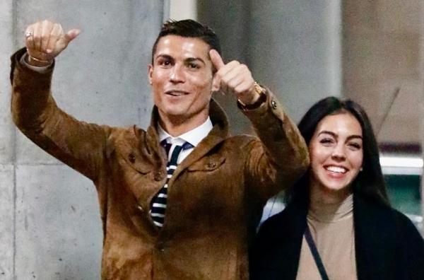 Cristiano Ronaldo (kiri) bersama kekasihnya, Georgina Rodr&iacute;guez. (Foto: Instagram @cristiano)